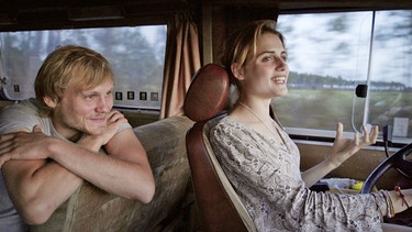 Jan (Anton Spieker) und Jule (Mala Emde) fahren im Mercedes 303 Bus. | Bild: BR/Kahuuna Films GmbH/Mario Krause/Sebastian Lempe