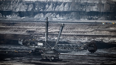 Bergbaumaschinen arbeiten im Tagebau Garzweiler.  | Bild: picture-alliance/dpa