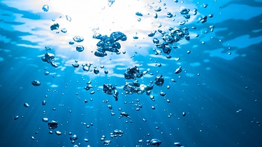 Was ist Wasser? - Luftblasen unter dem Wasser | Bild: stock.adobe.com/stockphoto-graf