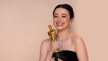 Mikey Madison poses backstage with the Oscar for Actress in a Leading Role at the 97th Oscars at the Dolby Theatre at Ovation Hollywood. | Bild: picture alliance / ZUMAPRESS.com | AMPAS