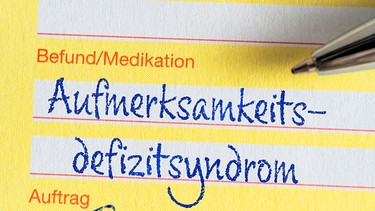 Ärztliche Diagnose Aufmerksamkeitsdefizitsyndrom auf Überweisungsschein | Bild: picture alliance / CHROMORANGE | Michael Bihlmayer