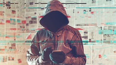 Anonymer Hacker im Kapuzenpullover hält  ein Smartphone.  | Bild: stock.adobe.com/Bits and Splits