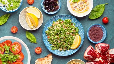 Thema: Ernährung / Blick von oben auf eine orientalische Meze. | Bild: stock.adobe.com/somegirl