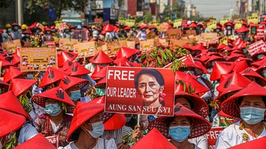 alpha-demokratie - Myanmar - das Ende der Demokratie? February 28, 2021, Mandalay, Myanmar: A protesting teacher hold up a poster reading ''Free our leader with Aung San Suu Kyi'' during the military coup demonstrations | Bild: picture-alliance/dpa