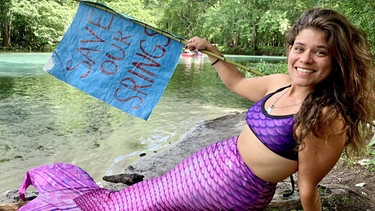 Als "Mermaid Michi" kämpft Michelle inzwischen auf TikTok gegen die Ausbeutung des Lagunenwassers durch große Wasserabfüller. | Bild: NDR/Anna Julia Leier