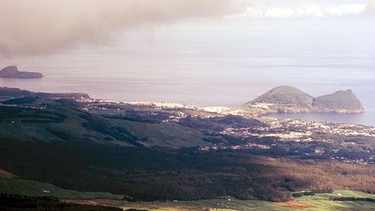 Angra do Heroismo (Portugal) - Die Azoren und die Entdeckung der Welt / Blick auf Angra mit Vulkan Monte Brazil. | Bild: SWR/Früh