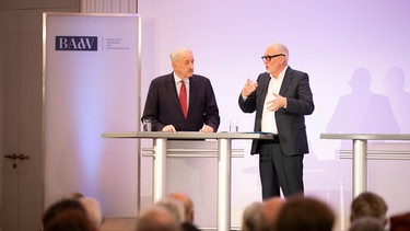 Von links: Prof. Dr. Markus Schwaiger (Präsident, Bayerische Akademie der Wissenschaften) und Andreas Bönte (Stellv. Programmdirektor Kultur, Bayerischer Rundfunk) begrüßen das Publikum. | Bild: BR/Sabrina Wanninger