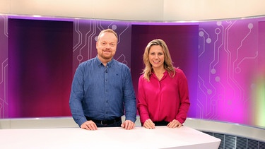 Moderatorin Andrea Grießmann (rechts) mit Studiogast Lars Krogmann. Der Insektenforscher vom Stuttgarter Naturkundemuseum ist Sprecher der deutschen Sektion des weltweiten "Barcode of Life (GBOL)"- Projektes. Das GBOL-Projekt hat das Ziel die Artenvielfalt aller deutschen Tiere, Pilze und Pflanzen anhand ihres genetischen DNA-Barcodes (Fingerabdrucks) zu erfassen. | Bild: BR/WDR/Tobias Aufmkolk