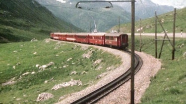 Der rote Zug, der als Gletscher-Express bezeichnet wird, fährt in den Sommermonaten von St. Moritz im Engadin quer durch die Alpen nach Zermatt im Wallis und umgekehrt. Hier ein Bild von 1982. | Bild: BR/SWR