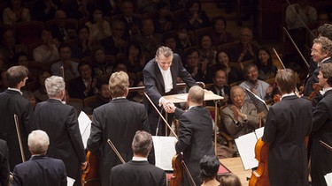 Im Herbst 2012 haben Symphonieorchester und Chor des Bayerischen Rundfunks unter der Leitung ihres Chefdirigenten Mariss Jansons in Tokio den Zyklus aller neun Beethoven-Symphonien aufgeführt. Jansons und seine Musiker wurden dafür vom japanischen Publikum und der Kritik euphorisch gefeiert. Bei den Vorbereitungen zur Japan-Tournee haben die Filmemacher Orchester und Chefdirigenten intensiv beobachtet. | Bild: BR/Koichi Miura