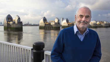 Professor David Spiegelhalter vor dem Londoner Thames Barrier, einem der größten Sturmflutsperrwerke der Welt. | Bild: BBC/Euan Smith