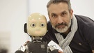 Robotik-Ikone Giorgio Metta mit seinem "iCub". | Bild: ARTE/Bilderfest GmbH/BR/FFF Bayern/MDR/Felix Beßner