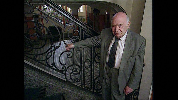 "Lebenslinien" 1993: Rudolf Hirsch, 1907 als Kind jüdischer Eltern in Krefeld geboren, überlebte die Jahre des Nationalsozialismus als Arbeiter in einer Schuhfabrik in Palästina. Dann kehrte er nach Deutschland zurück, in die DDR - denn die DDR war für ihn als Marxist die Hoffnung auf ein besseres Deutschland - als Gerichtsreporter. Bild: Hirsch im Treppenhaus des Gerichtsgebäudes. | Bild: BR