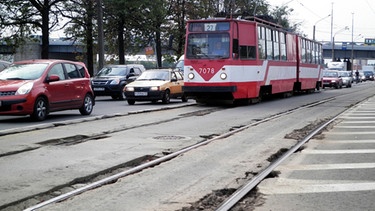 Leider wird die Straßenbahninfrastruktur nicht gepflegt, auch die Straßenbahnen selbst nicht. | Bild: BR/SWR