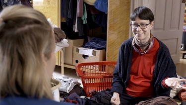 Wie das ist, wenn sich alle Mitbewohner*innen die Unterwäsche teilen und welche Vorteile das haben kann, erklärt Janina Johanna Maria im Kanthaus in Leipzig. | Bild: BR/SWR