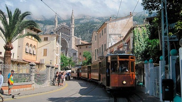 Die Straßenbahn von Sóller fährt durch die Stadt direkt in den Haufen, ans Meer | Bild: BR/SWR/Susanne Mayer-Hagmann