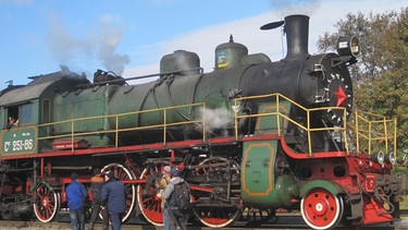 Im Provinzbahnhof Ladyschyn mitten in der Zentralukraine beginnt ein mehrtägiges Bahnabenteuer. Über zweieinhalbtausend Mal wurde im sowjetischen Nischni Nowgorod die Baureihe SU hergestellt. Nur vier Exemplare sind heute noch betriebsfähig. | Bild: BR/SWR