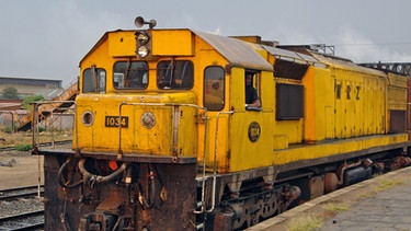 Die Lok 1034 wartet auf die Abfahrt; Während die Zuggäste auf Entdeckungstour sind, wird im Zug alles für die Abfahrt klar gemacht, denn am heutigen Abend geht’s los. | Bild: BR/SWR