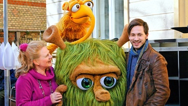 Mumbro (unten) und Zinell mit Frau Zoffke (Hildegard Schroedter) und Musiker Jimmy (Franz Dinda). | Bild: BR/SWR/Peter A. Schmidt