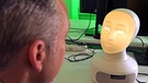 Professor Kersting bespricht mit Roboter "Alfie" moralische Fragen. | Bild: BR/HR/Sarah Plass