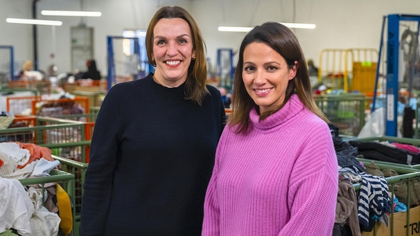 Lisa Gadenstätter (rechts) und Karoline Mätzler von der Caritas Vorarlberg. | Bild: BR/Neuland Film/ORF