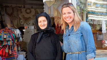 Moderatorin Andrea Grießmann (r) mit einer Bewohnerin des Bergdorfes Anogia. | Bild: BR/WDR/Sabine Fricke