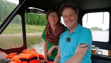 Drei Wasserstraßen, zwei Reisende, ein Hausboot: Stefan Pinnow (rechts) und seine Kapitänin Christine Drühl schippern zunächst auf der Havel von Berlin über Werder nach Brandenburg. | Bild: BR/WDR/Per Schnell