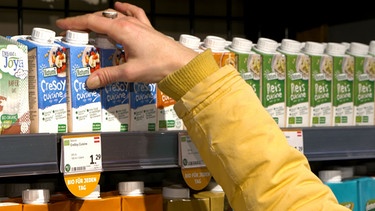 Shop mit Alternativen zur Kuhmilch. | Bild: BR/ORF/Bernhard Werany