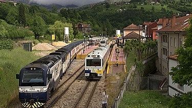 Der Luxuszug Tanscantábrico unterwegs im Bahnhof Arriondas mitten im wunderschönen Asturien. | Bild: BR/SWR