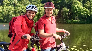 Wieder unterwegs: Anne Willmes (links) und Stefan Pinnow auf dem Ruhrtalradweg an der Ruhr bei Kettwig. | Bild: BR/WDR/Tarja Kühne