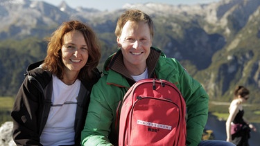 Moderator Stefan Pinnow mit Guide Lisa Graf-Riemann auf dem Jenner. | Bild: BR/WDR/Frank Dunski