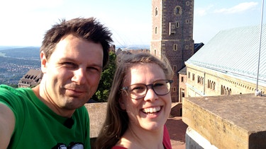 Die Reporter Esther Brandt und André Gatzke sind unterwegs in Thüringen, auch auf der Wartburg in Eisenach. | Bild: BR/WDR