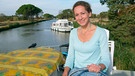 Moderatorin Tamina Kallert ist mit dem Hausboot auf dem Canal du Midi unterwegs. | Bild: BR/WDR/Per Schnell