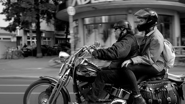 Lommel hat in den 70er-Jahren den Motorradclub “Born to be wild” gegründet. Fordert das wilde Leben irgendwann seinen Tribut? Und: Ist Wildheit ein Privileg der Jugend? | Bild: BR/rbb/weltrecorder