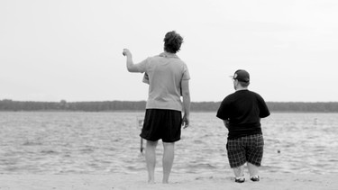 Ein Nachmittag am See mit Paddy. So bescheuert das klingt: für Jonas das erste Treffen mit einem Kerl, der einen halben Meter kleiner ist. | Bild: BR/RBB/weltrecorder