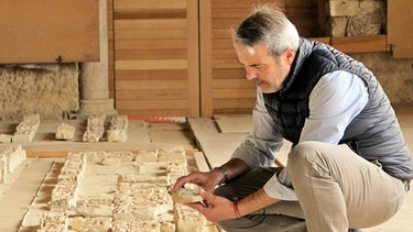 Alberto Montejo entschüsselt die Geheimnisse der Palaststadt Medina Azahara, die seit 1.000 Jahren vor Cordoba in Ruinen liegt. | Bild: BR/NDR/planetfilm/Claudia Rauch