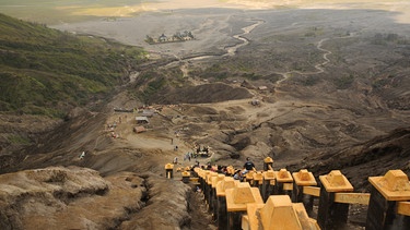 Aufstieg auf den Mt. Bromo. | Bild: BR/NDR/Sebastian Sievert