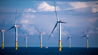 Ein Arbeitsschiff bringt Monteure zu Windrädern, die in der Ostsee zwischen den Inseln Rügen und Bornholm (Dänemark) stehen. | Bild: dpa-Bildfunk/Jens Büttner