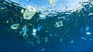 Kampf gegen die Plastikflut - Plastikmüll im indonesischen Meer. | Bild: stock.adobe.com/SHANE GROSS/Stocksy