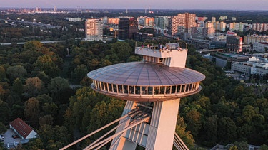 Das UFO über Bratislava. Das futuristische Restaurant auf dem Brückenpfeiler über der Donau wurde 1974 eröffnet – ist seiner Zeit aber immer noch voraus. | Bild: BR/NDR