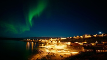 Polarlichter bei Nacht. | Bild: BR/NDR/Vision Airways GmbH/Lars Pfeiffer