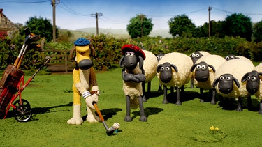 Shaun und seine Freunde beäugen kritisch Bitzer, der ins Golfgeschehen eingreift. Mit fatalen Folgen, wie sich bald zeigt. | Bild: Aardman Animations Ltd./BR/WDR