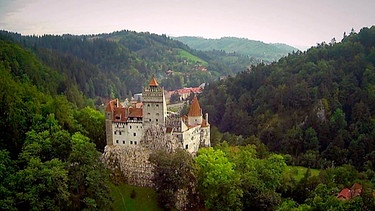 Transsilvanien ist eine Gegend voller Mythen und Sagen. Bram Stoker setzte dem grausamen Fürsten Vlad III. Drăculeae, bekannt als Vlad, der Pfähler, mit seinen Dracula-Romanen ein Denkmal. Dessen Schloss im Städtchen Bran wurde so zum Pilgerort für Vampir-Fans aus aller Welt. | Bild: BR/WDR