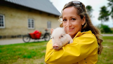 Moderatorin Tamina Kallert besucht einen Ferienbauernhof an der Flensburger Förde. | Bild: BR/WDR/Anja Koenzen