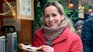 Moderatorin Tamina Kallert beim Waffelessen auf dem Weihnachtsmarkt im Wildwald Arnsberg-Vosswinkel. | Bild: BR/WDR/Jutta Brinkmann