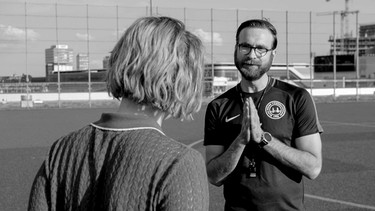 Zur ARTE-Sendung Streetphilosophy Entscheide dich! Coach Alvi Kallço erklärt Ronja, dass er seine Spieler auch auf emotionaler Ebene verstehen muss, um auf dem Fußballplatz gute Entscheidungen treffen zu können. © weltrecorder Foto: RBB Honorarfreie Verwendung nur im Zusammenhang mit genannter Sendung und bei folgender Nennung "Bild: Sendeanstalt/Copyright". Andere Verwendungen nur nach vorheriger Absprache: ARTE-Bildredaktion, Silke Wölk Tel.: +33 3 90 14 22 25, E-Mail: bildredaktion@arte.tv | Bild: BR/RBB/weltrecorder