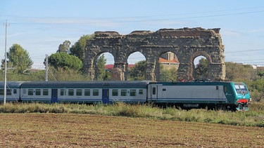 Der Vatikanzug vor einer Ruine. | Bild: BR/SWR