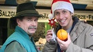 Willi (rechts) mit dem Gewürzhändler Hans Hollweck, der ihm den Tipp gibt, Orangen mit Gewürznelken zu spicken, damit sie einen herrlichen Weihnachtsduft verströmen. | Bild: BR/megaherz gmbh