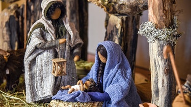 Die Dokumentation präsentiert vielfältige Krippen-Traditionen aus Österreich, Deutschland, der Schweiz und Italien. Als "Vater der Weihnachtskrippen" gilt Franz von Assisi, der im italienischen Dorf Greccio die christliche Herbergssuche nachgespielt hat. Im Bild: Im Kanton Bern in der Schweiz werden Krippen handgefertigt, die ihren besonderen Ausdruck durch Körperhaltung und Stoffe erlangen. | Bild: BR/ORF/Produktion West