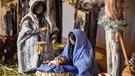 Die Dokumentation präsentiert vielfältige Krippen-Traditionen aus Österreich, Deutschland, der Schweiz und Italien. Als "Vater der Weihnachtskrippen" gilt Franz von Assisi, der im italienischen Dorf Greccio die christliche Herbergssuche nachgespielt hat. Im Bild: Im Kanton Bern in der Schweiz werden Krippen handgefertigt, die ihren besonderen Ausdruck durch Körperhaltung und Stoffe erlangen. | Bild: BR/ORF/Produktion West